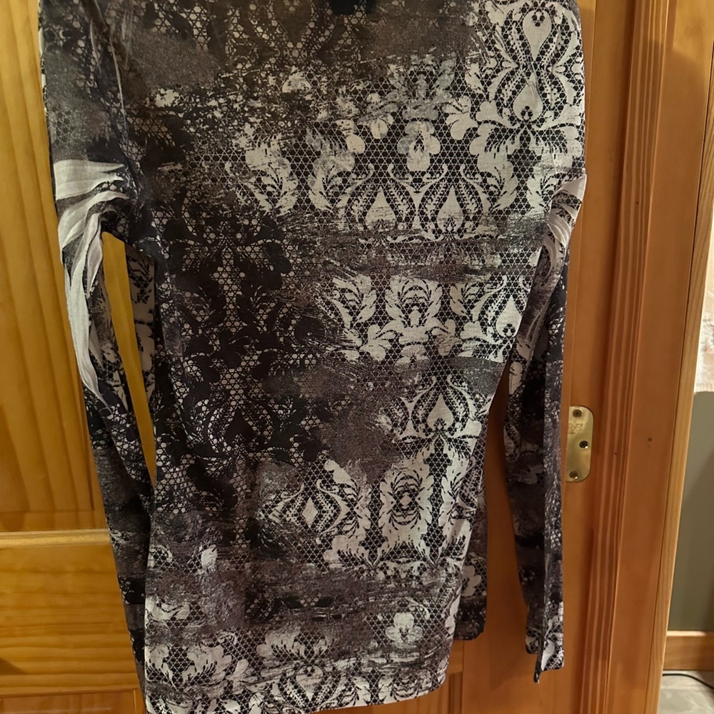 Gray Fitted Graphic Blouse